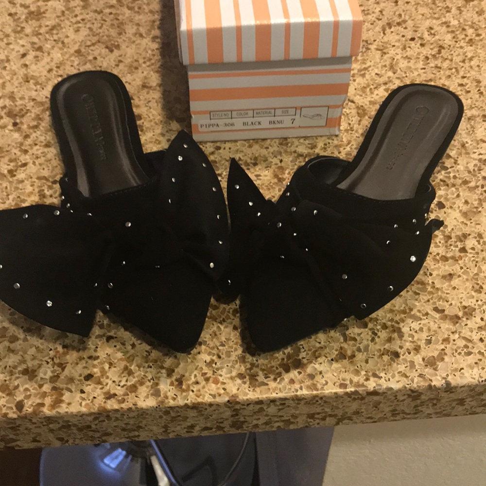 Black slides with grommet detail
